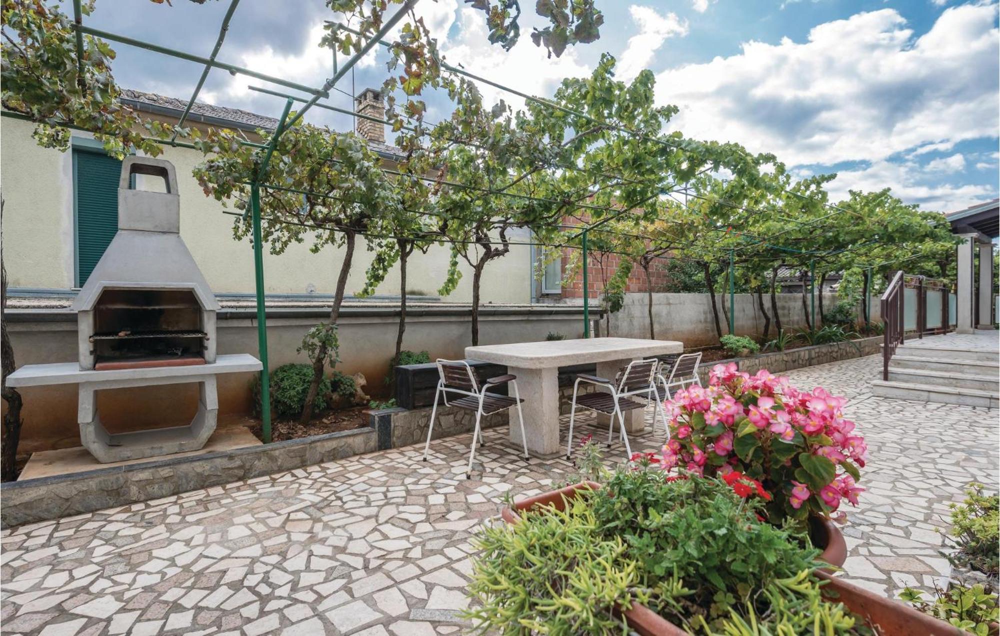 1 Bedroom Cozy Apartment In Pula Exterior photo